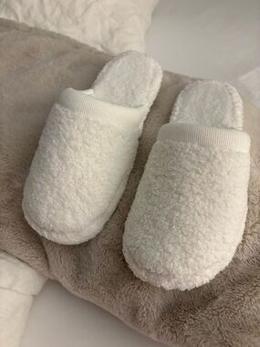 Pottery Barn women’s Medium Cozy White Sherpa Slip-On Bath Slippers. NWT